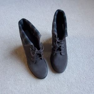 Womens White Mountain grey suede  up ankle boots